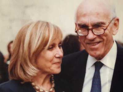 Dagli anni 70 la villa divenne invece un cenacolo di noti artisti, musicisti e architetti di fama internazionale. E questo grazie al medico e professore Lorenzo (figlio di Vincenzo) e a sua moglie Marilena, che nel 1971 apr� a Bari, in via Nicol� dell�Arca, la prima galleria d�arte contemporanea del capoluogo